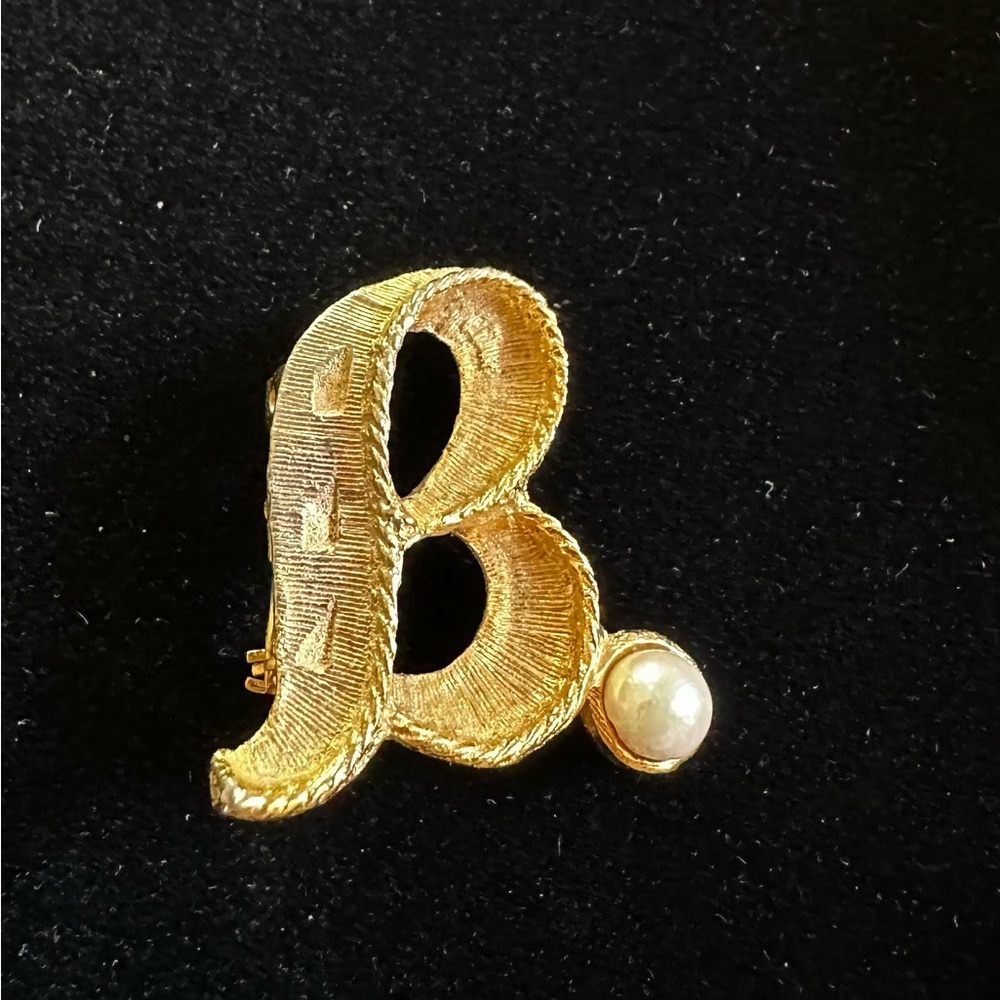 “B” Vintage Gold Tone Initial Brooch with Faux Pearl accent. EUC